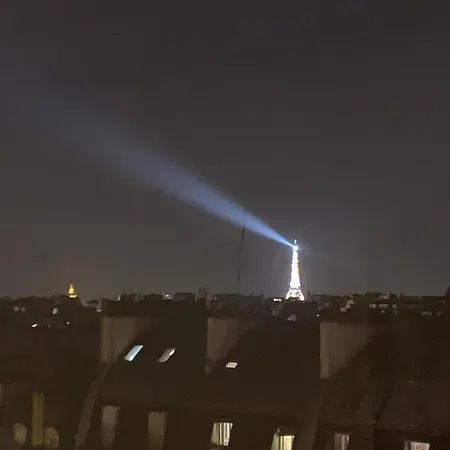 Amazing Eiffel Views At Cool Area *