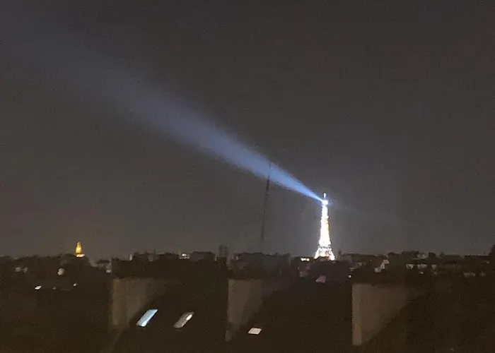 Amazing Eiffel Views At Cool Area *
